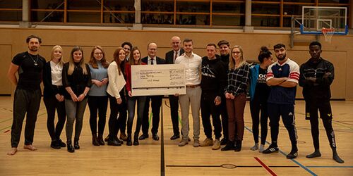 Scheckübergabe Hood Training