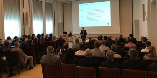 Foto von der Eröffnung der 6. Cyberlounge durch Matthias Böhm, Geschäftsführer bei NW Assekuranz