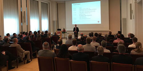 Foto von der Eröffnung der 6. Cyberlounge durch Matthias Böhm, Geschäftsführer bei NW Assekuranz