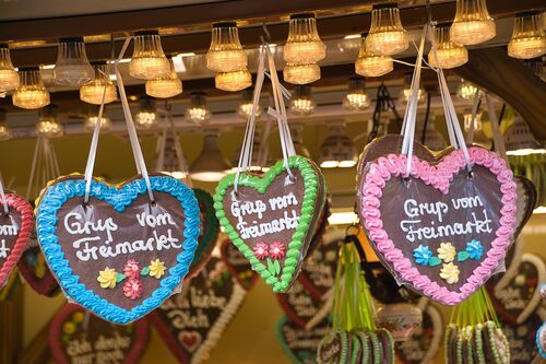 Drei Lebkuchen-Herzen mit der Aufschrift 