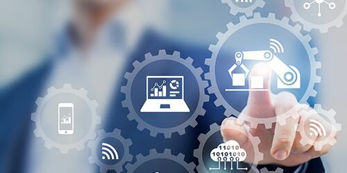 Zahnräder, die Cloud-Computing-Technologie, Smart Factory und Industrie 4.0 darstellen sollen