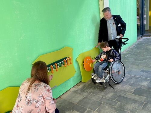 Die Kolleginnen und Kollegen der Lampe & Schwartze Group sind sozial engagiert: Spende eines Spielgeräts an Friedehorst Teilhabe Leben