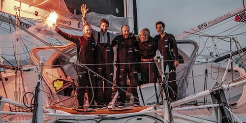 Erschöpft, aber glücklich: Die 5-köpfige Crew der Malizia kurz nach der Zieldurchfahrt