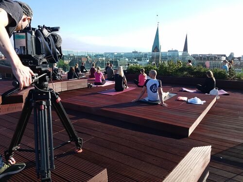 Videodreh für buten un binnen während Outdoor-Yoga der Lampe & Schwartze Group