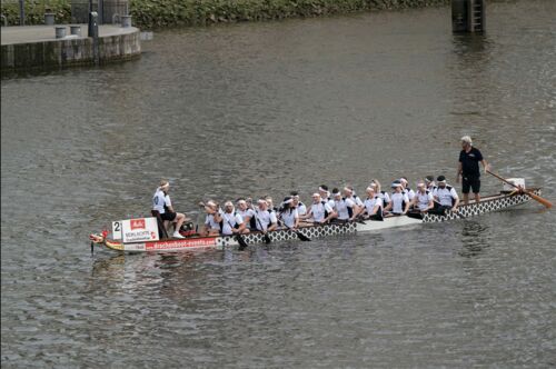 Die Insurance Dragons der Lampe & Schwartze Group in ihrem Drachenboot auf dem Weg zum Start