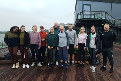 Gruppenfoto: Trainerin Laura mit 10 Kolleginnen und Kollegen der Lampe & Schwartze Group, die an der 1. Stunde des Outdoor-Yoga-Kurses 2023 teilgenommen haben
